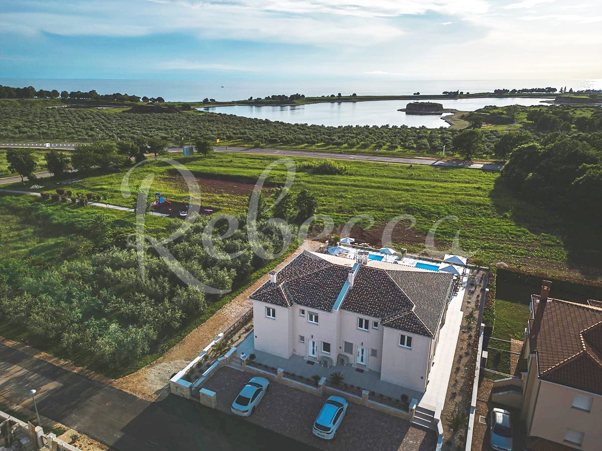 UMAGO, VILLA DOPPIA DI LUSSO CON PISCINA E VISTA MARE