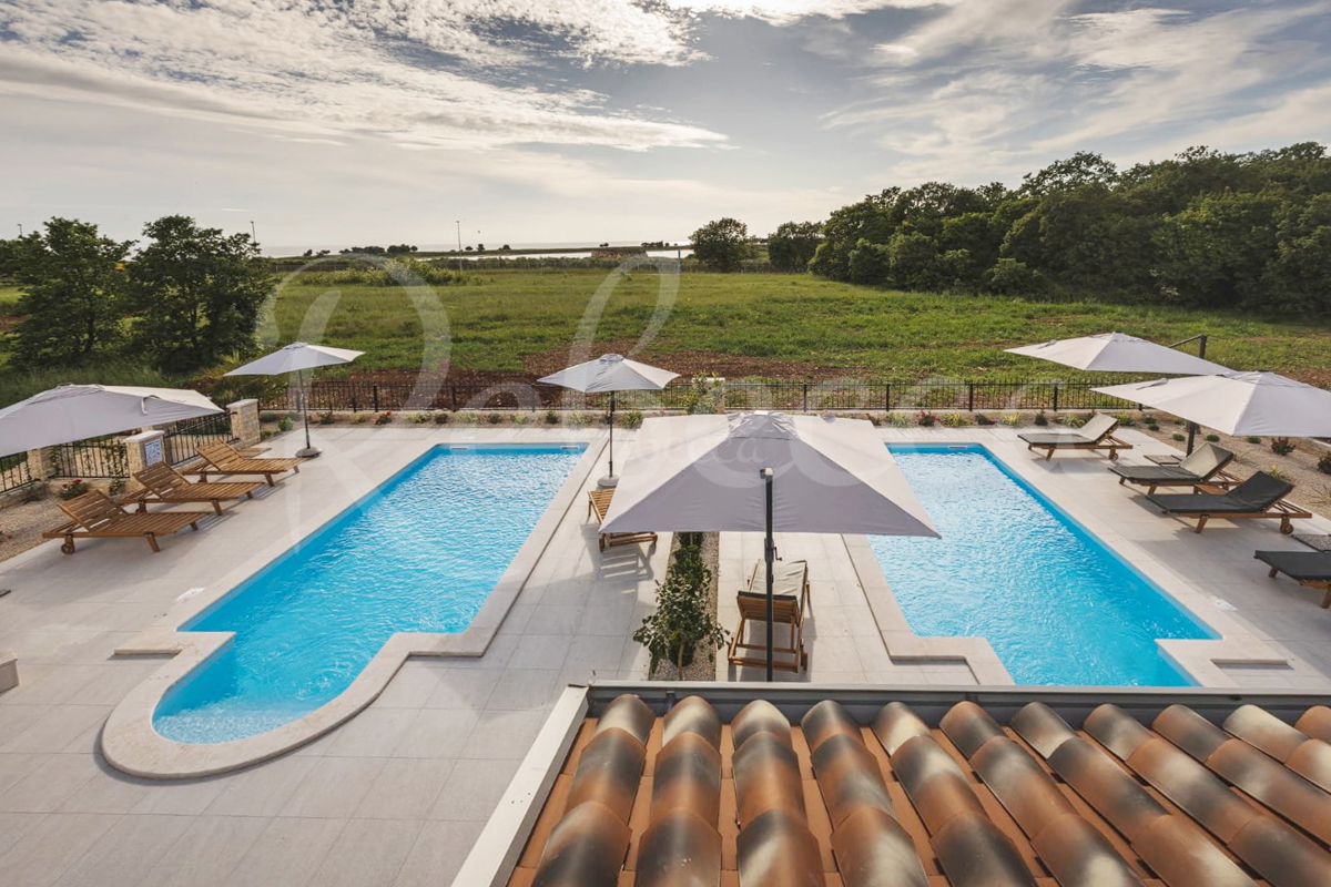 UMAGO, VILLA DOPPIA DI LUSSO CON PISCINA E VISTA MARE