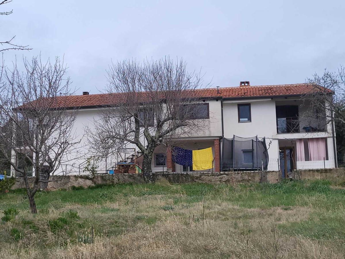 Umago, dintorni, grande tenuta istriana di 7500 m2 con vista aperta, OCCASIONE!