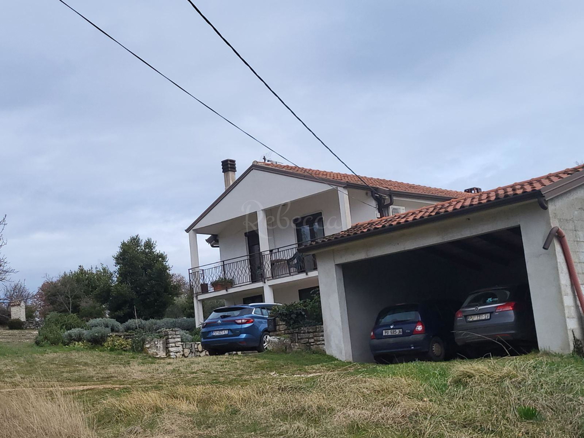 Umago, dintorni, grande tenuta istriana di 7500 m2 con vista aperta, OCCASIONE!