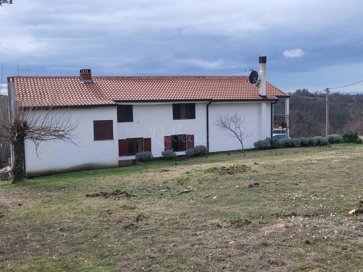 Umago, dintorni, grande tenuta istriana di 7500 m2 con vista aperta, OCCASIONE!