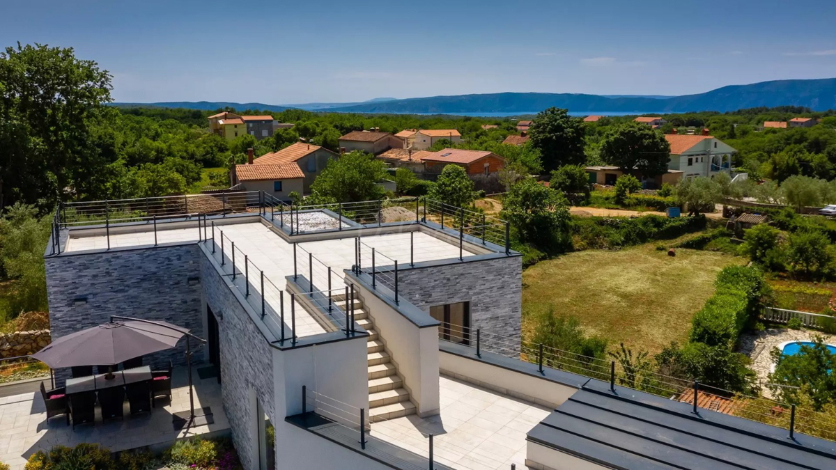 KRK, CASA DI LUSSO CON PISCINA E VISTA MARE