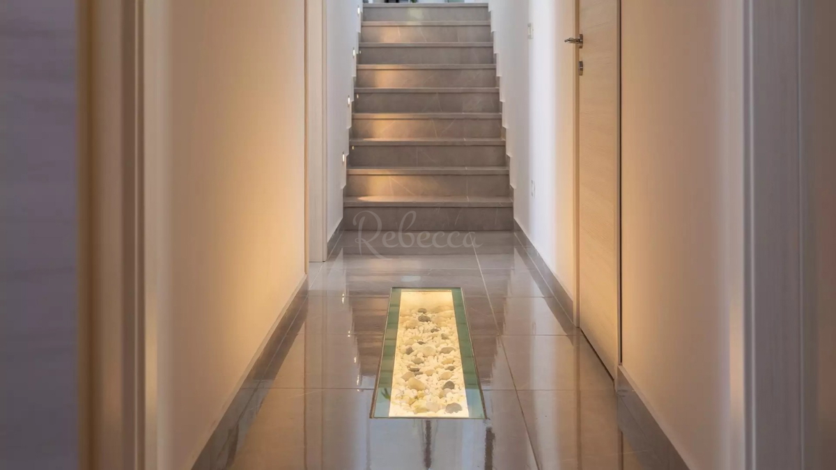 KRK, CASA DI LUSSO CON PISCINA E VISTA MARE