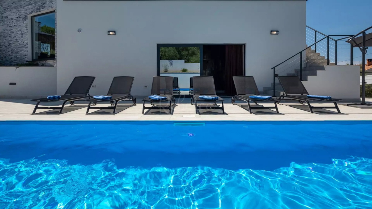 KRK, CASA DI LUSSO CON PISCINA E VISTA MARE