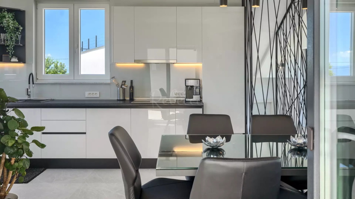 KRK, CASA DI LUSSO CON PISCINA E VISTA MARE
