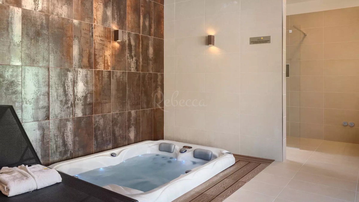 KRK, CASA DI LUSSO CON PISCINA E VISTA MARE