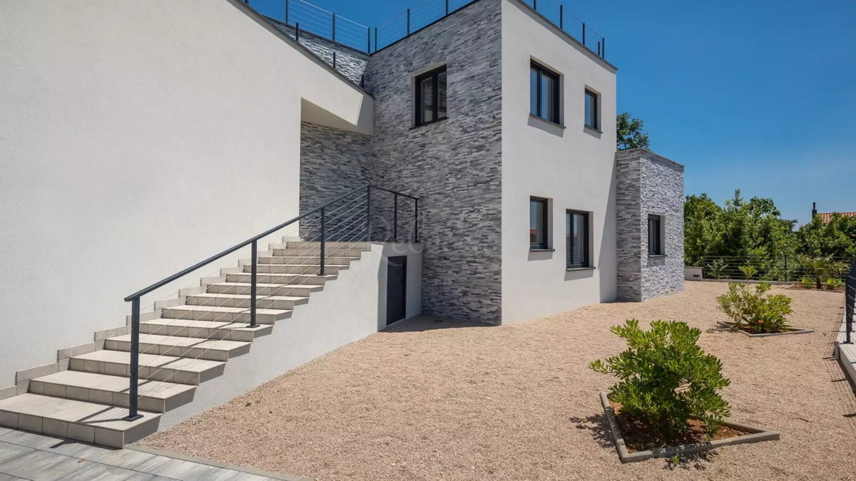 KRK, CASA DI LUSSO CON PISCINA E VISTA MARE