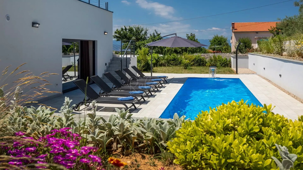 KRK, CASA DI LUSSO CON PISCINA E VISTA MARE