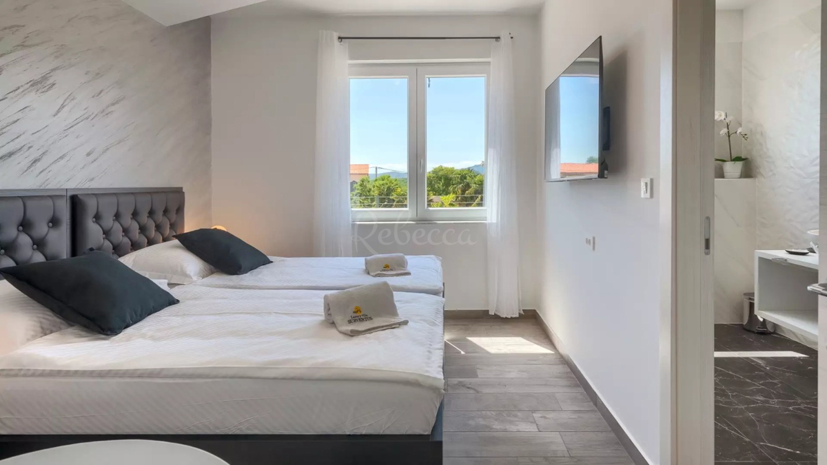 KRK, CASA DI LUSSO CON PISCINA E VISTA MARE