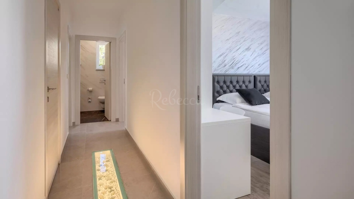 KRK, CASA DI LUSSO CON PISCINA E VISTA MARE