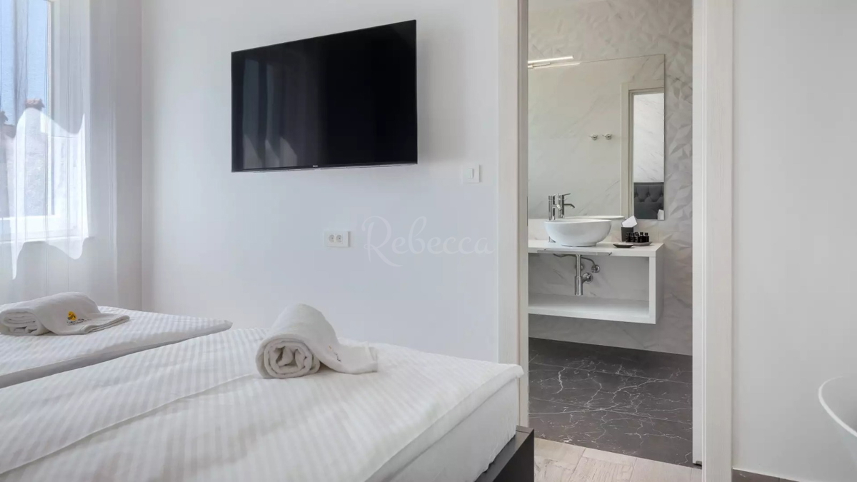 KRK, CASA DI LUSSO CON PISCINA E VISTA MARE