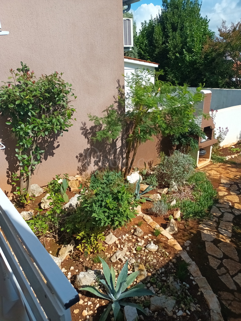 Appartamento con giardino, 1 camera, parcheggio, Brbariga