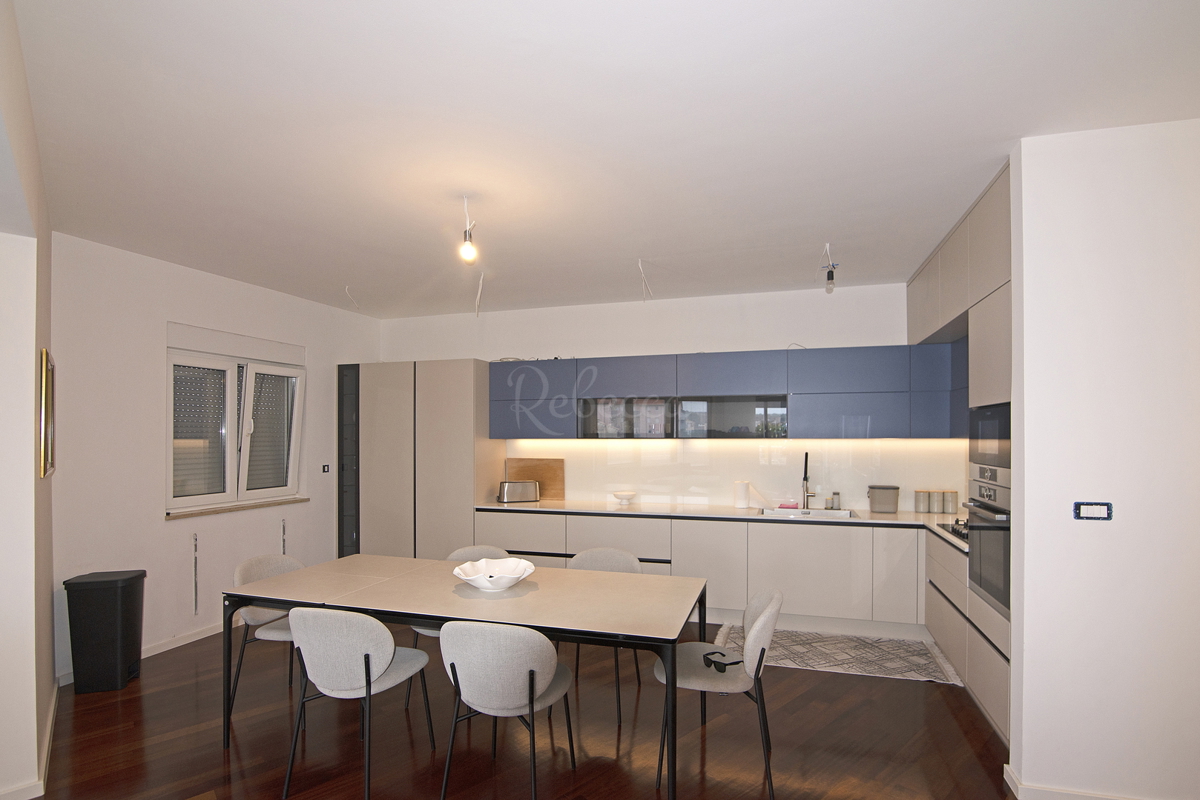 Istria, Pola, lussuoso appartamento trilocale, 2° piano, ascensore, in vendita