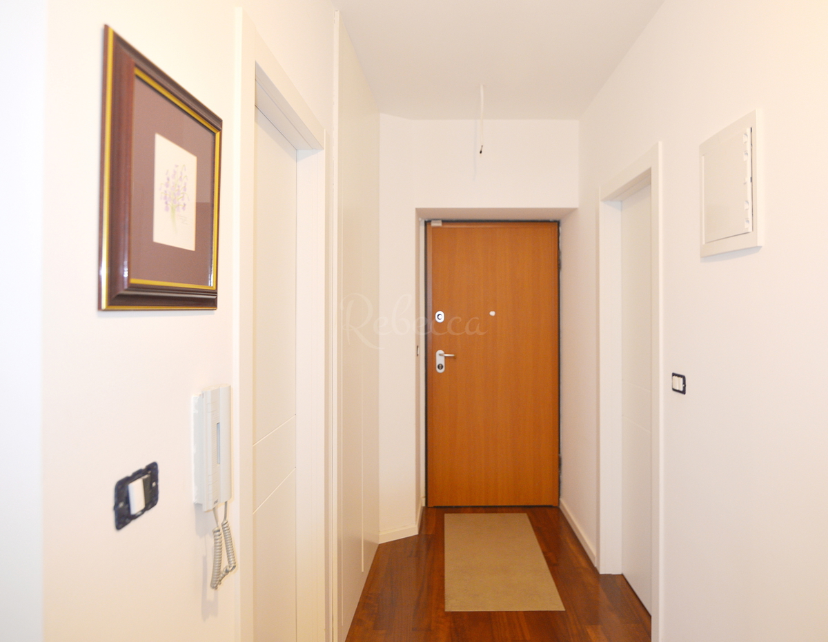 Istria, Pola, lussuoso appartamento trilocale, 2° piano, ascensore, in vendita