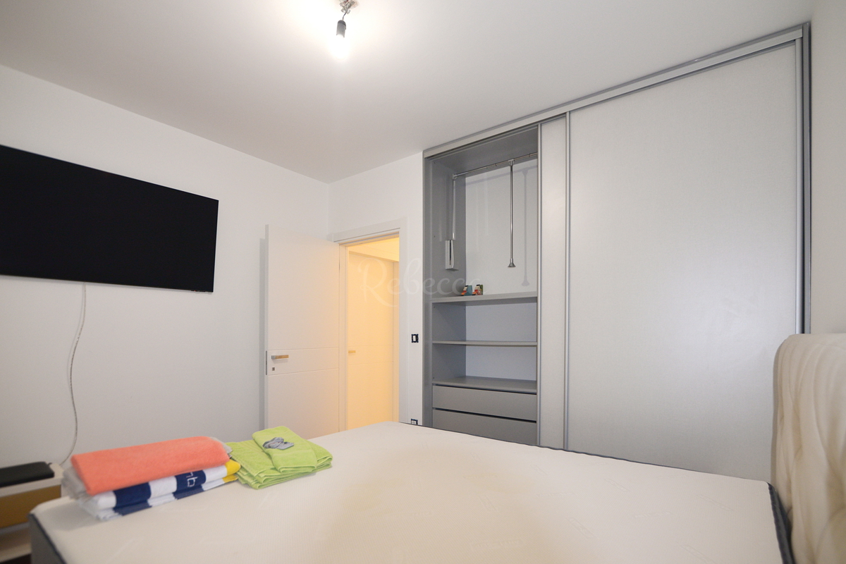 Istria, Pola, lussuoso appartamento trilocale, 2° piano, ascensore, in vendita