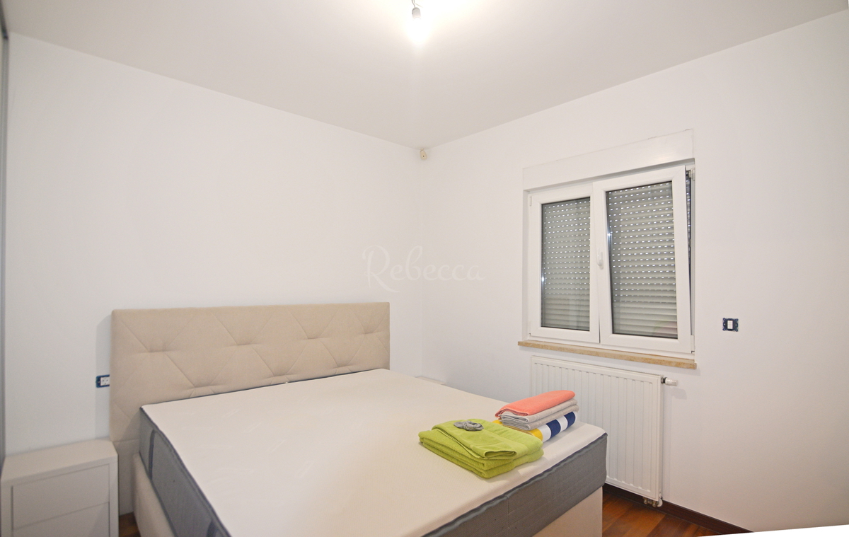 Istria, Pola, lussuoso appartamento trilocale, 2° piano, ascensore, in vendita