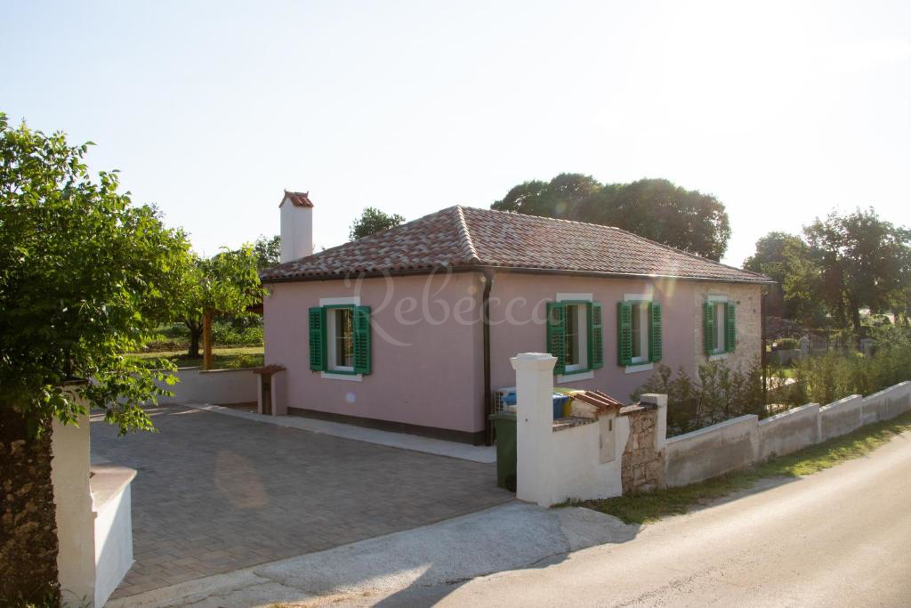 Casa ad un piano, 69 m2, 2 camere da letto, giardino, vicino a Barban