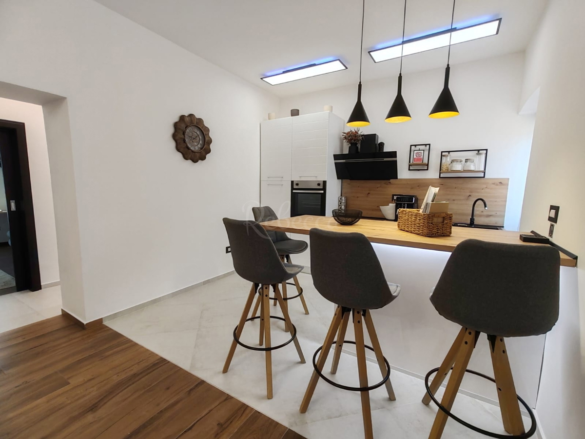 Moderno renovirano stan 62,5 m² u centru Pule, blizina Arene
