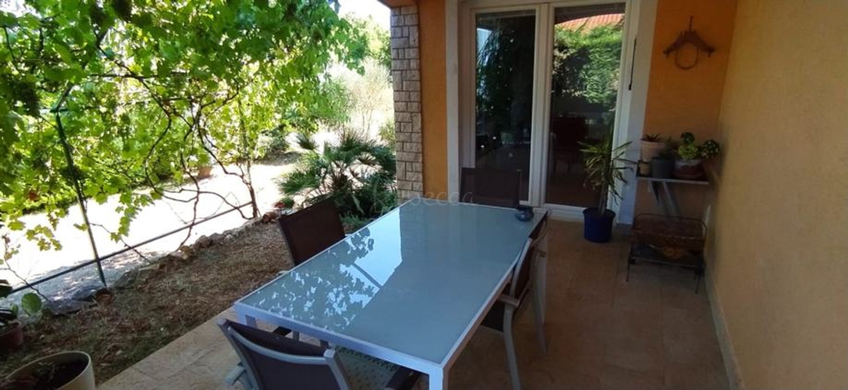 Casa con due appartamenti, vista mare, Valtura