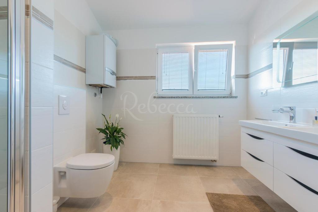 Appartamento al 2° piano, 2 camere, balcone, parcheggio, 300 m dal mare, Medulin