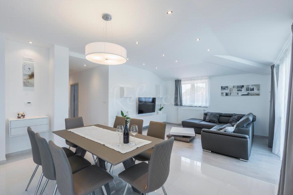 Appartamento al 2° piano, 2 camere, balcone, parcheggio, 300 m dal mare, Medulin