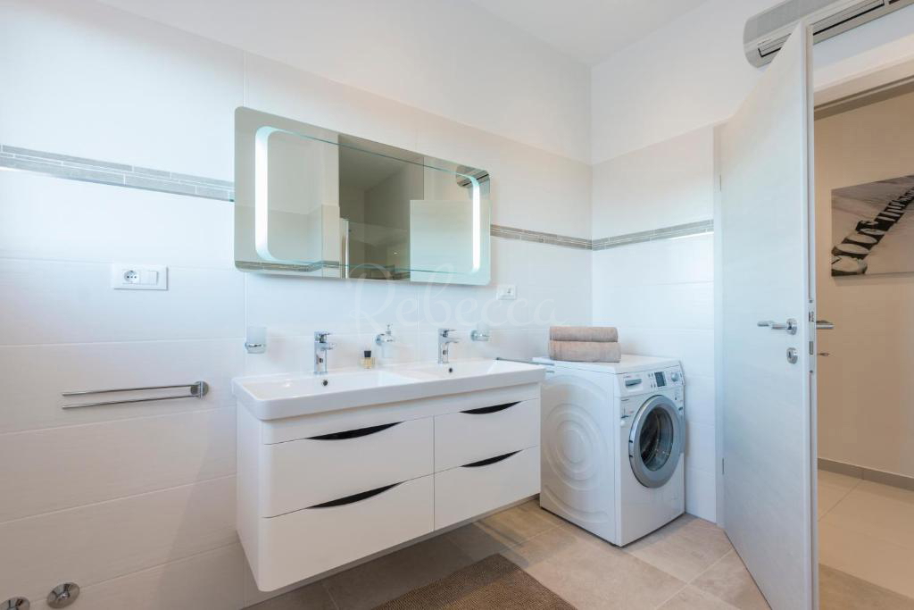 Appartamento al 2° piano, 2 camere, balcone, parcheggio, 300 m dal mare, Medulin