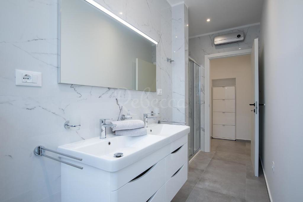 Appartamento al 2° piano, 2 camere, balcone, parcheggio, 300 m dal mare, Medulin