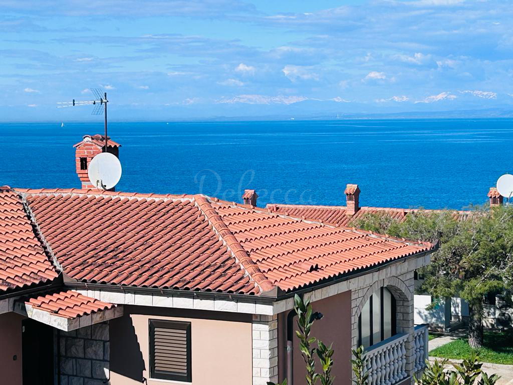 Istria, Crveni Vrh, casa con progetto di ristrutturazione in una posizione attraente