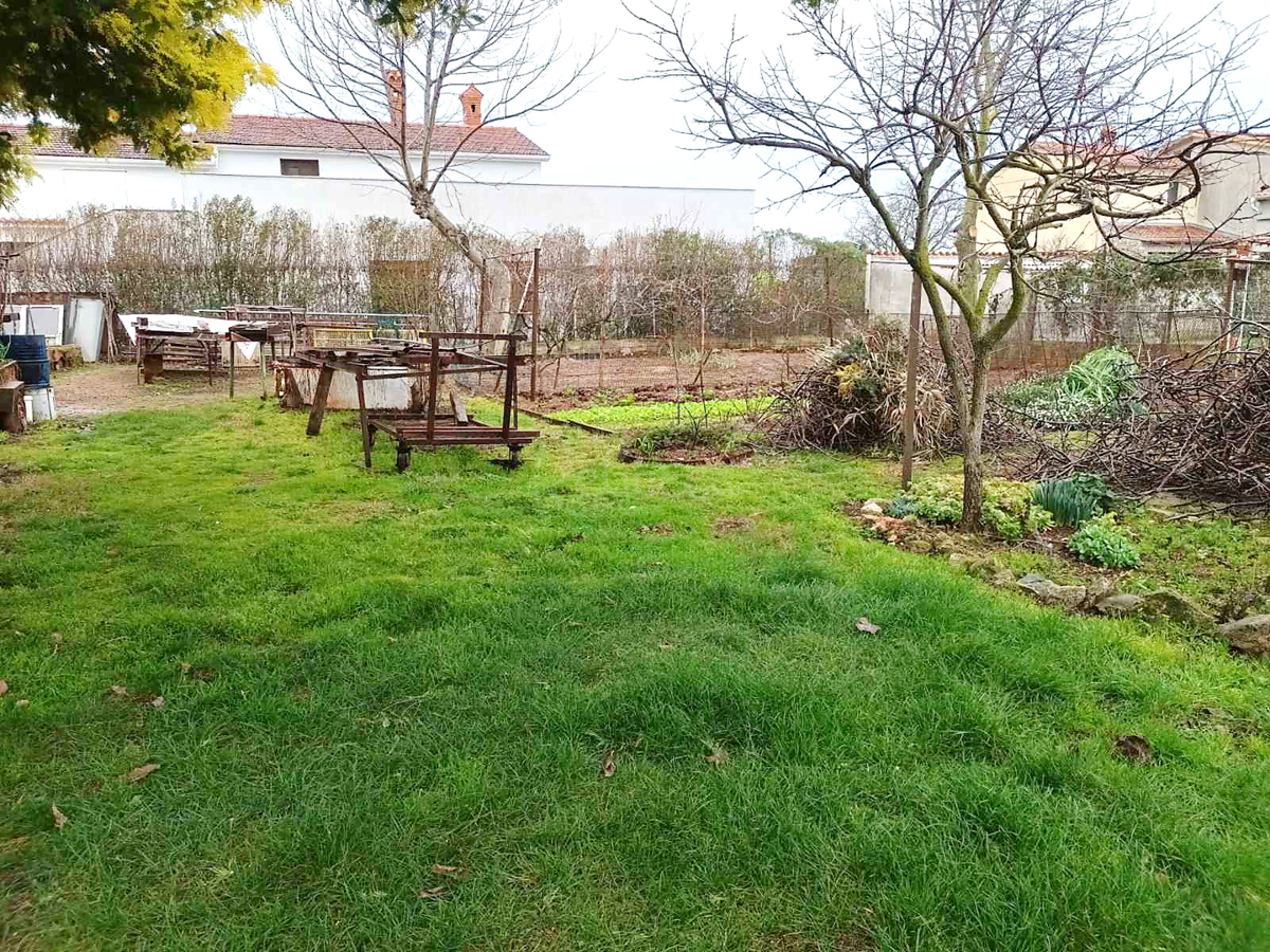 Nelle vicinanze di Pola è in vendita una casa indipendente di 140 m2. Si compone di un piano terra e un piano. Ha un ampio giardino.