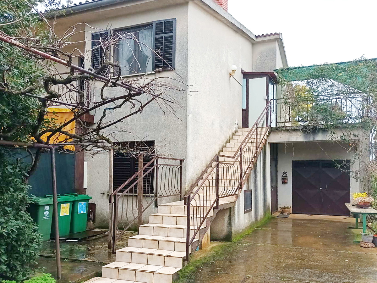 Nelle vicinanze di Pola è in vendita una casa indipendente di 140 m2. Si compone di un piano terra e un piano. Ha un ampio giardino.