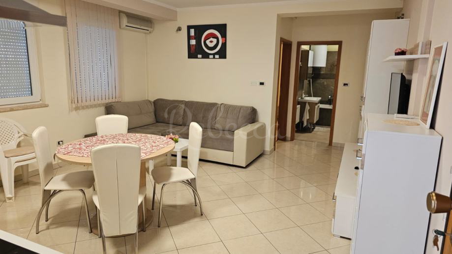 Appartamento al piano terra, 41 m2, parcheggio, 100 m dal mare, Pješčana uvala