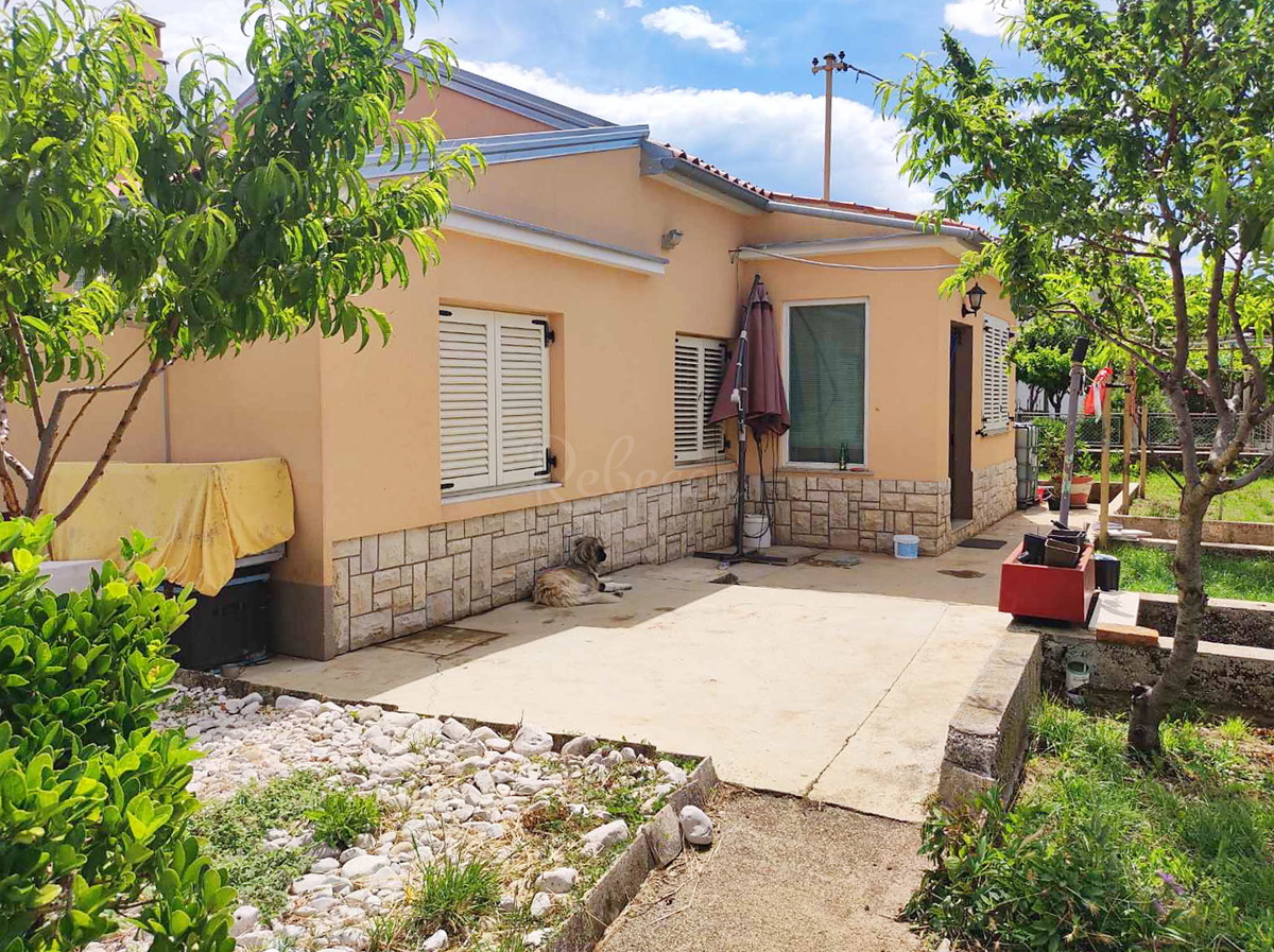 CASA INDIPENDENTE CON AMPIO GIARDINO SOPRA LA BAIA DI RAŠKA