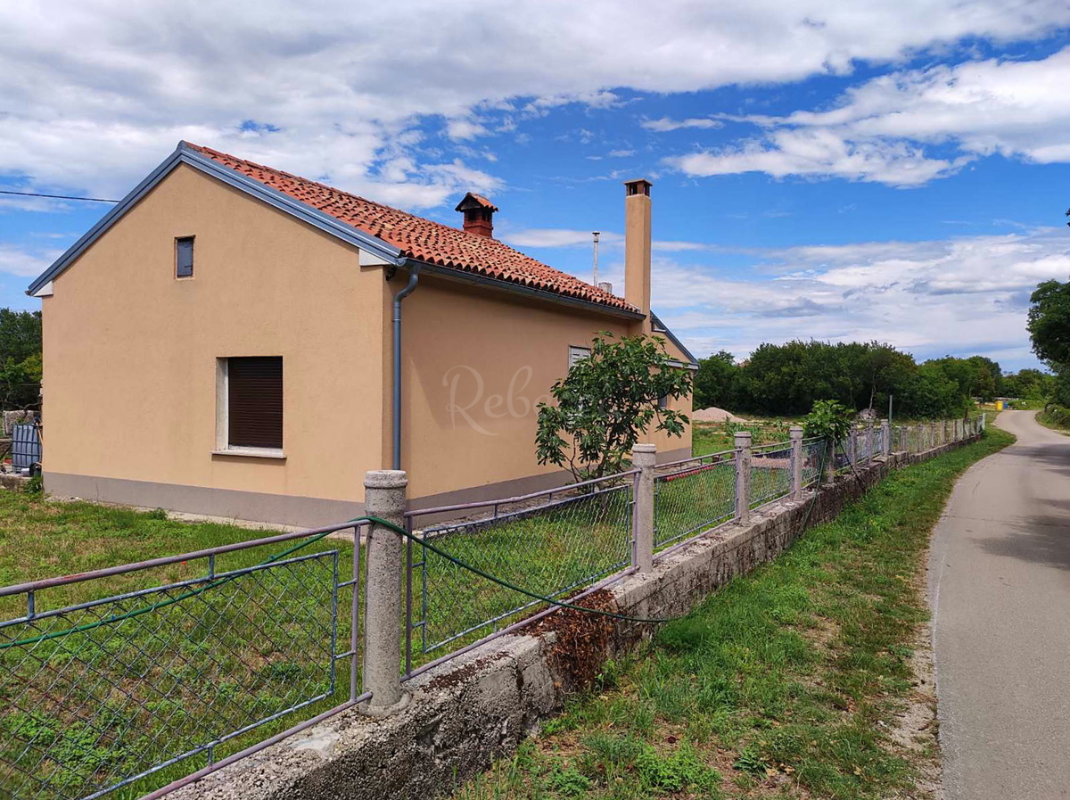 CASA INDIPENDENTE CON AMPIO GIARDINO SOPRA LA BAIA DI RAŠKA