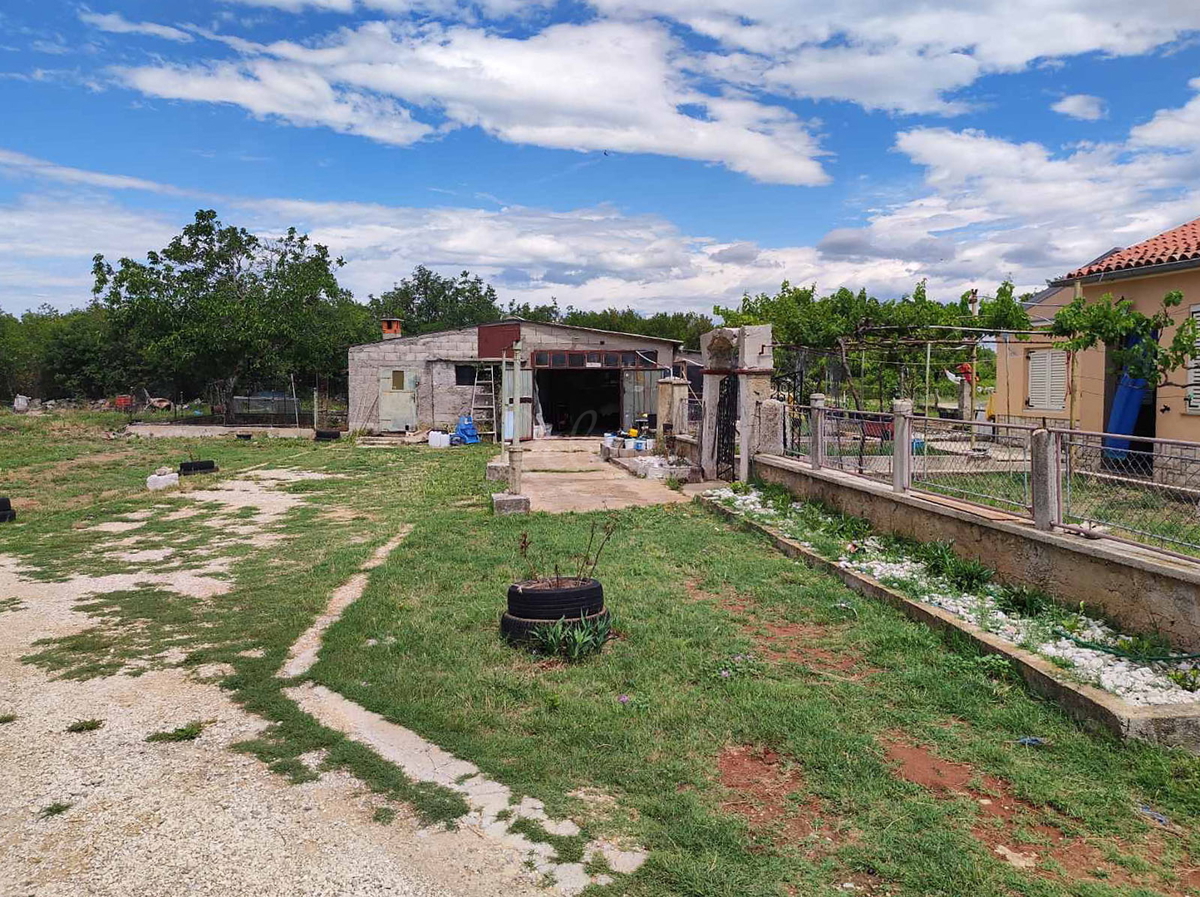 CASA INDIPENDENTE CON AMPIO GIARDINO SOPRA LA BAIA DI RAŠKA