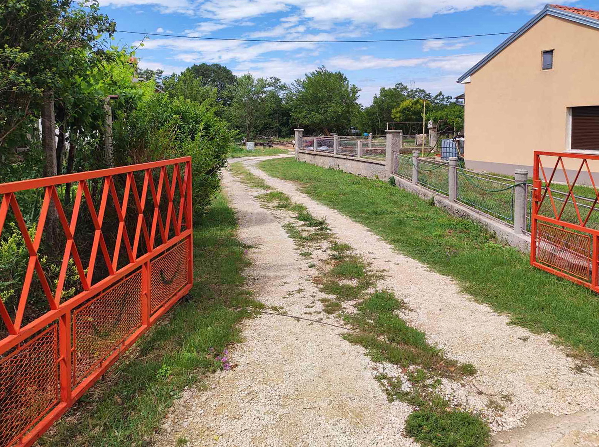 CASA INDIPENDENTE CON AMPIO GIARDINO SOPRA LA BAIA DI RAŠKA