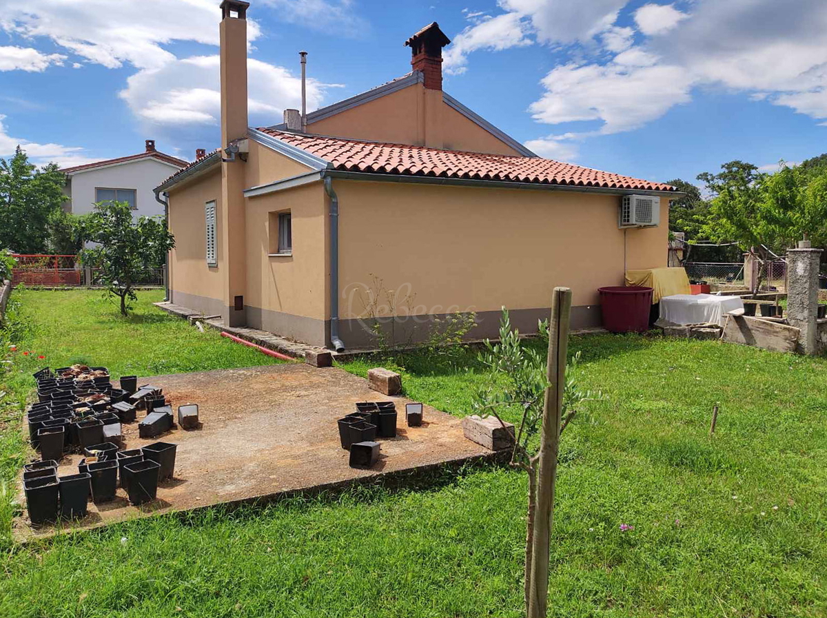 CASA INDIPENDENTE CON AMPIO GIARDINO SOPRA LA BAIA DI RAŠKA