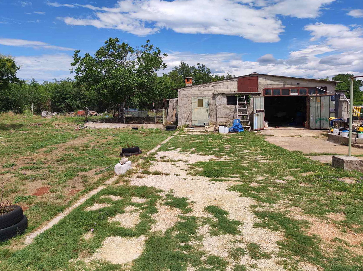 CASA INDIPENDENTE CON AMPIO GIARDINO SOPRA LA BAIA DI RAŠKA