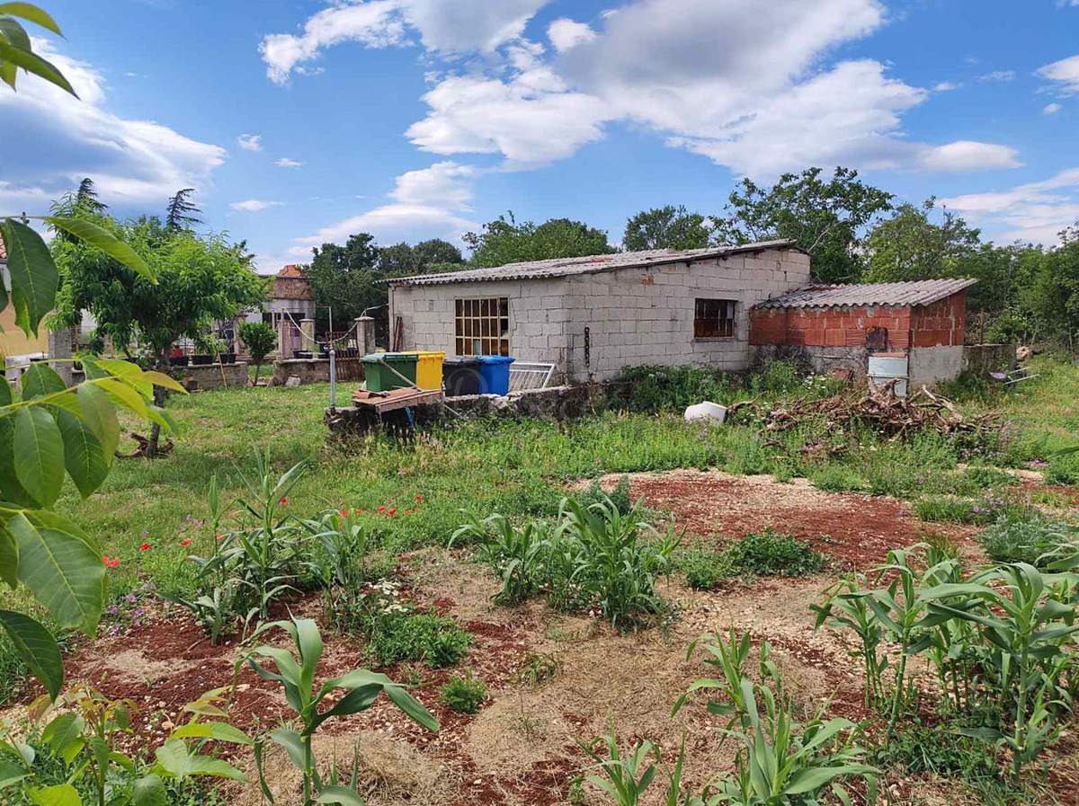 CASA INDIPENDENTE CON AMPIO GIARDINO SOPRA LA BAIA DI RAŠKA