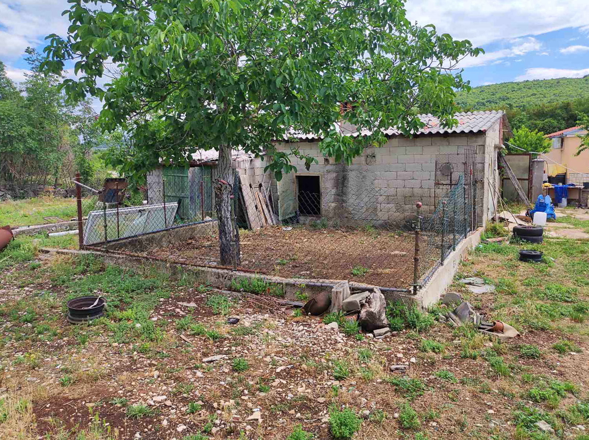 CASA INDIPENDENTE CON AMPIO GIARDINO SOPRA LA BAIA DI RAŠKA