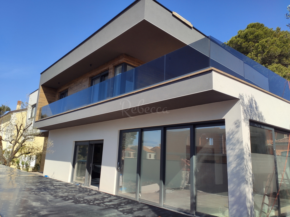 Villa moderna con piscina a 200 m dalla spiaggia, vista mare