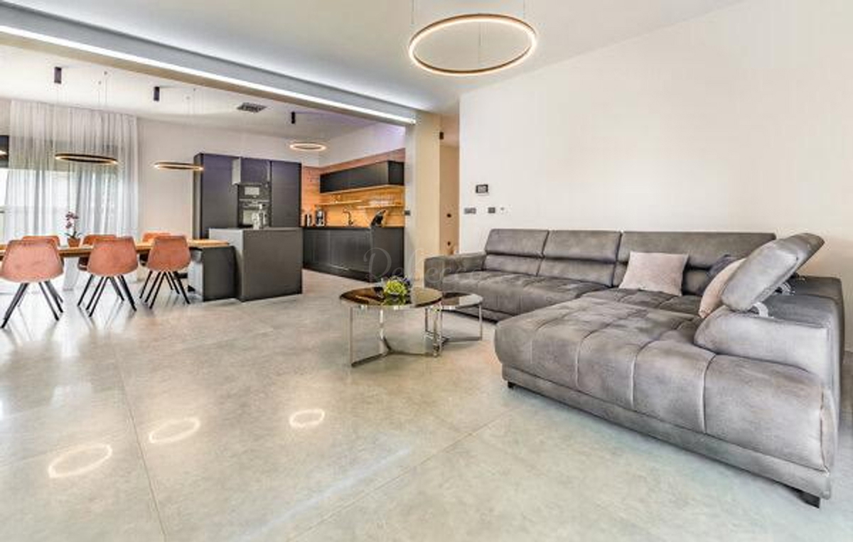 Villa moderna con piscina a 200 m dalla spiaggia, vista mare