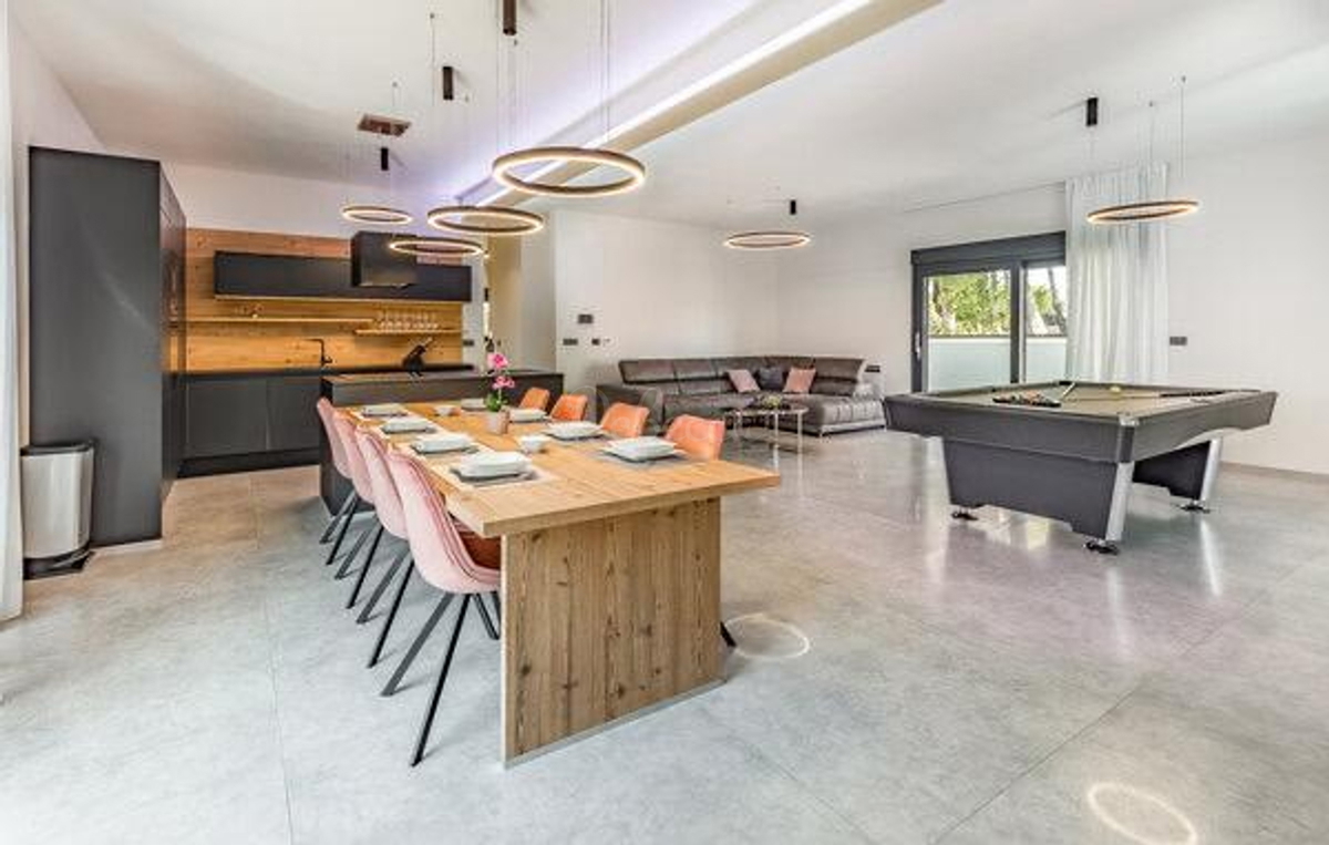 Villa moderna con piscina a 200 m dalla spiaggia, vista mare