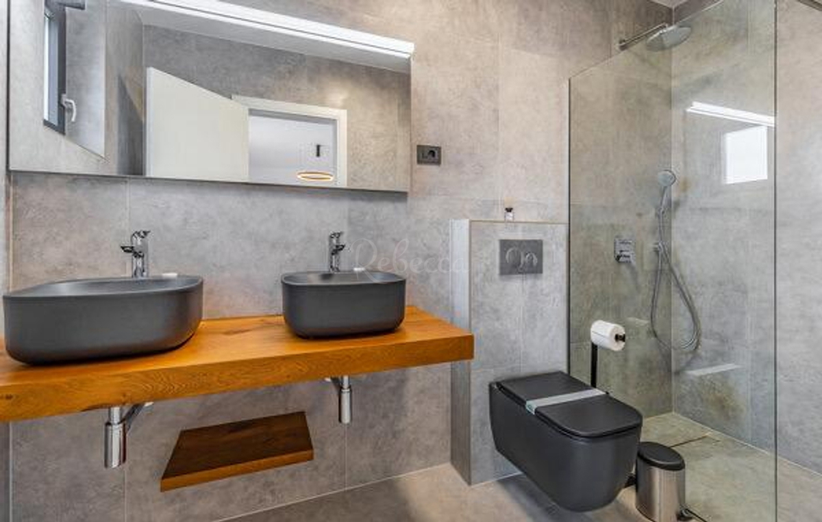 Villa moderna con piscina a 200 m dalla spiaggia, vista mare