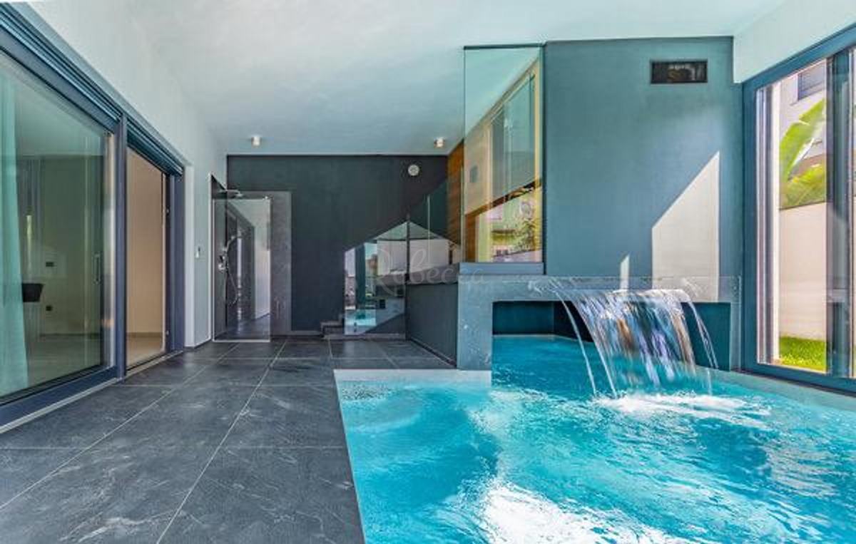Villa moderna con piscina a 200 m dalla spiaggia, vista mare