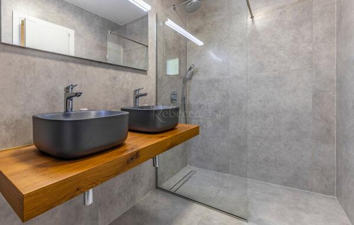 Villa moderna con piscina a 200 m dalla spiaggia, vista mare