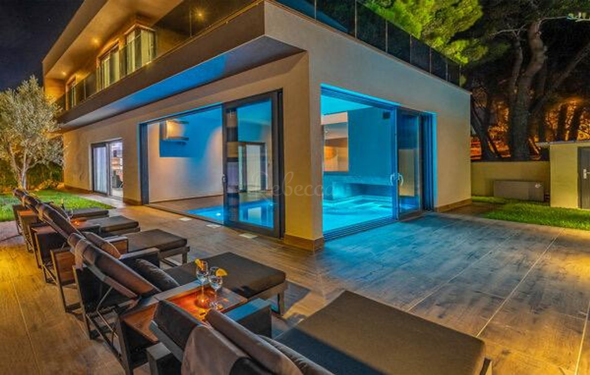 Villa moderna con piscina a 200 m dalla spiaggia, vista mare