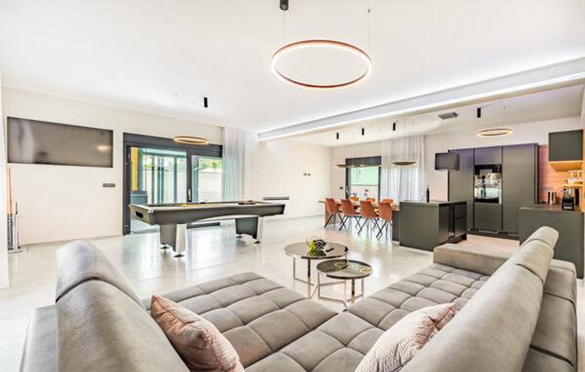 Villa moderna con piscina a 200 m dalla spiaggia, vista mare