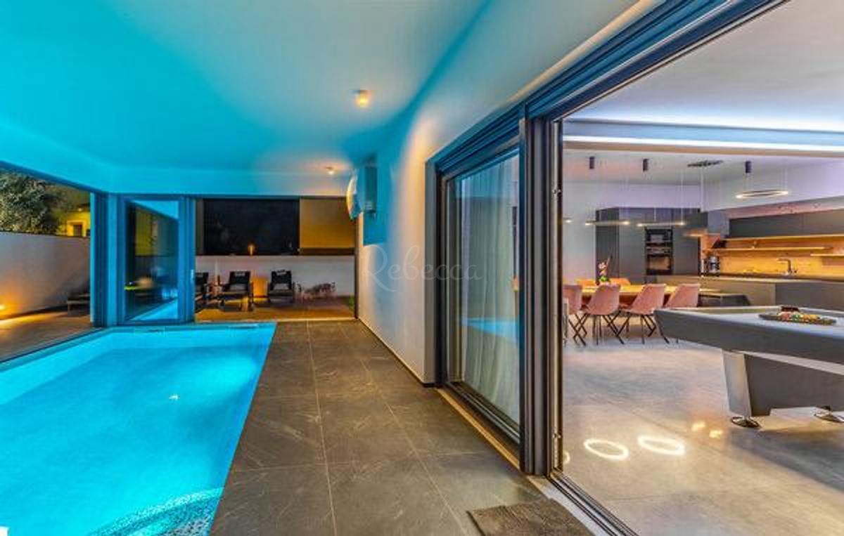 Villa moderna con piscina a 200 m dalla spiaggia, vista mare