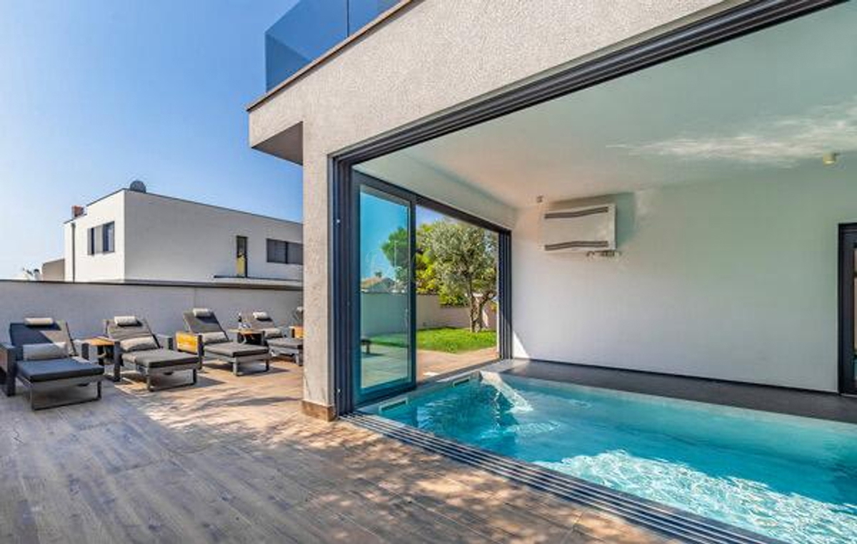 Villa moderna con piscina a 200 m dalla spiaggia, vista mare