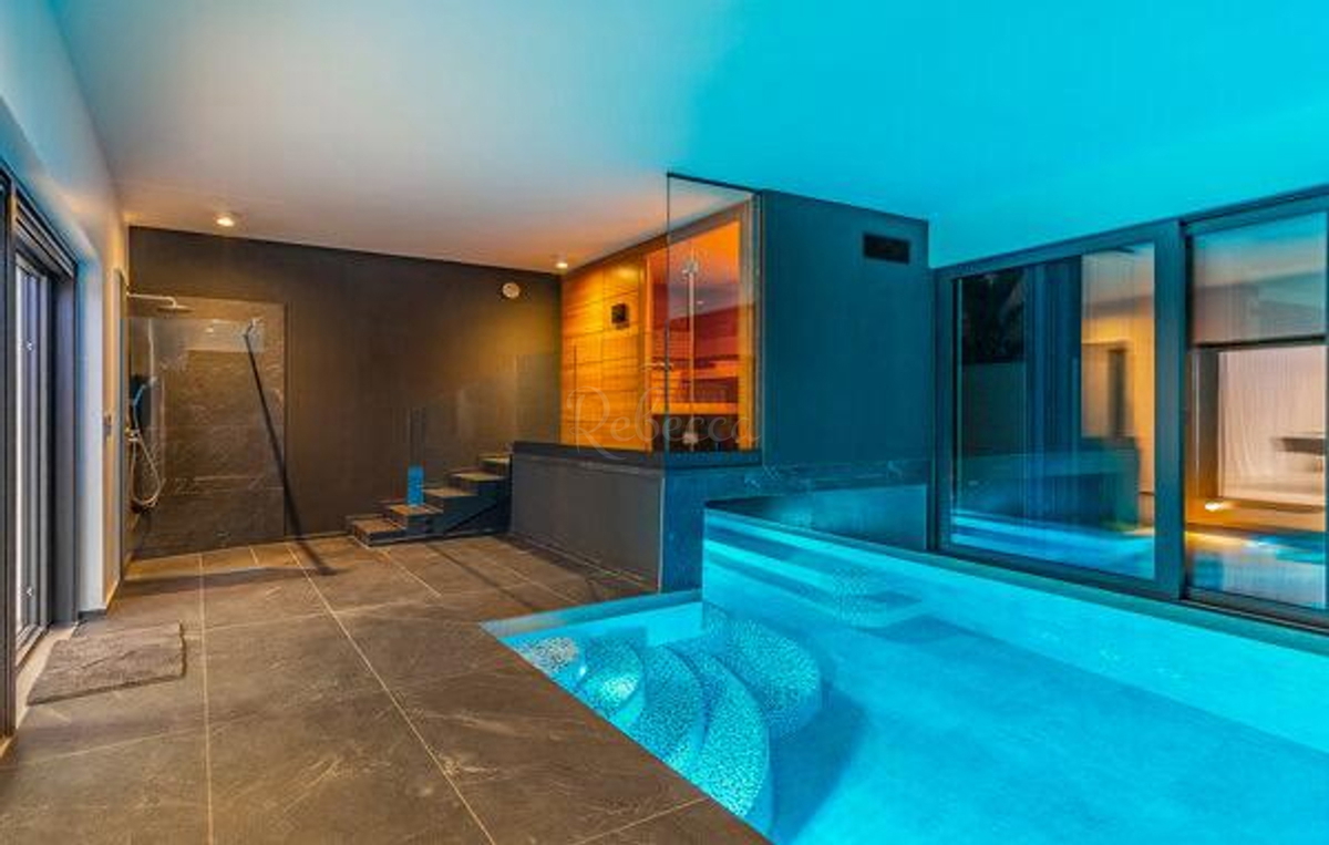Villa moderna con piscina a 200 m dalla spiaggia, vista mare
